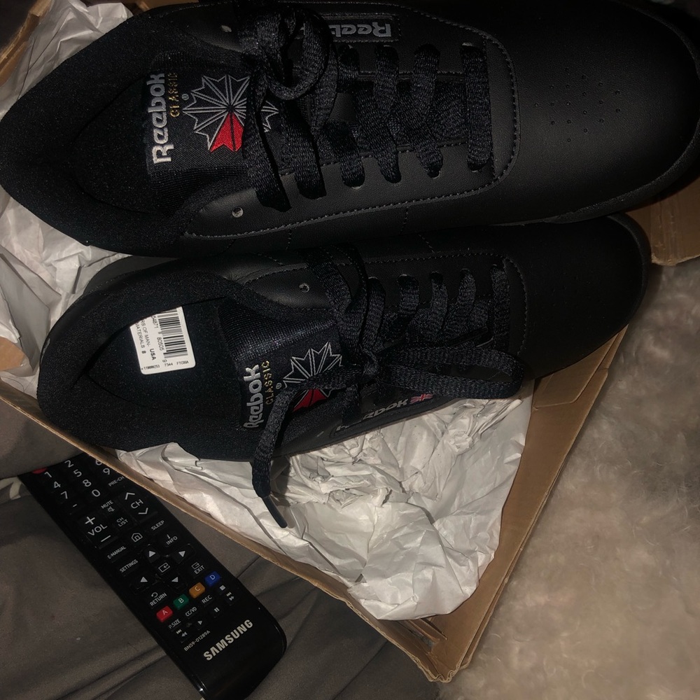 Black classic Reeboks